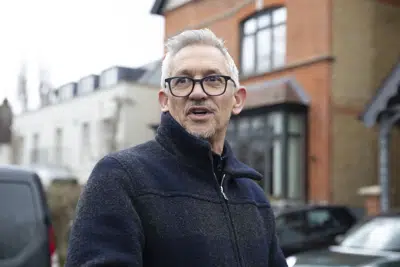 ARCHIVO - El presentador de Match Of The Day, Gary Lineker, se ve ante su casa en Londres el domingo 12 de marzo de 2023. Lineker regresará a las ondas después de que la BBC revocara la suspensión del exastro del fútbol por una publicación en Twitter que había criticado la nueva política de asilo del gobierno británico. (Lucy North/PA via AP, Archivo)