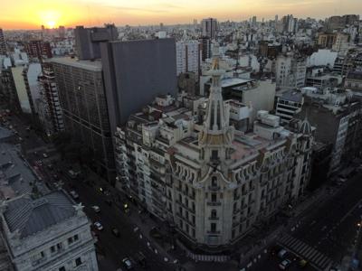 La Confitería del Molino se encuentra en Buenos Aires, Argentina, el martes 24 de agosto de 2021. El café, que data de 1916, ha estado cerrado durante décadas y se está restaurando para reabrir. (AP Foto/Natacha Pisarenko)
