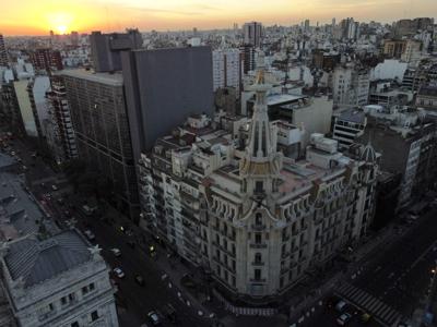 La Confitería del Molino se encuentra en Buenos Aires, Argentina, el martes 24 de agosto de 2021. El café, que data de 1916, ha estado cerrado durante décadas y se está restaurando para reabrir. (AP Foto/Natacha Pisarenko)