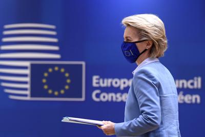 La presidenta de la Comisión Europea Ursula von der Leyen en la cumbre de la UE en Bruselas el 25 de mayo del 2021.   (John Thys, Pool via AP)