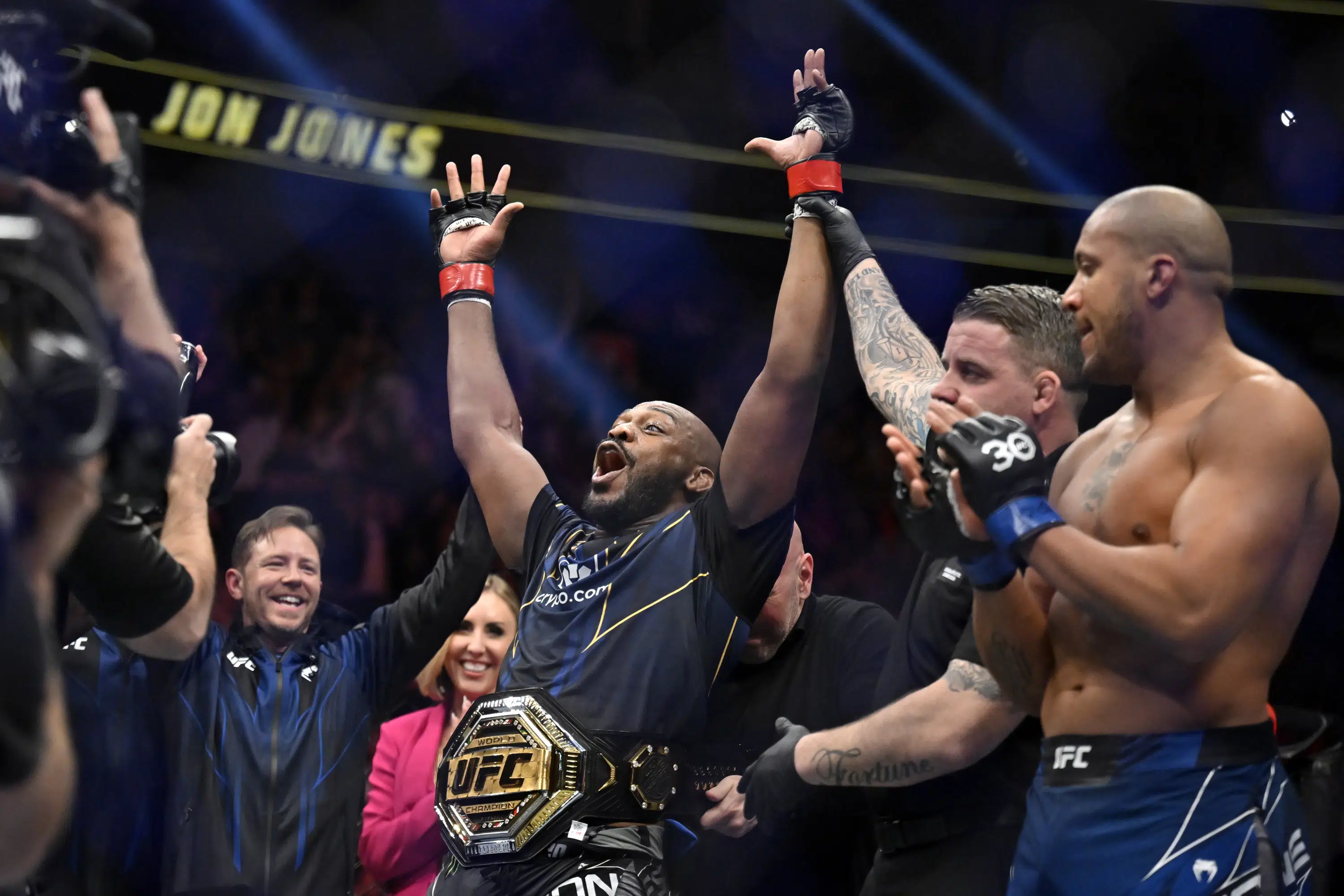 Jon Jones kembali untuk memenangkan Gelar Kelas Berat UFC di babak pertama