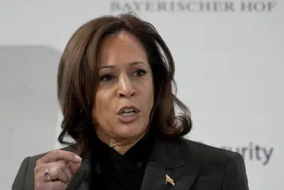 La vicepresidenta estadounidense Kamala Harris habla en la conferencia de seguridad de Munich, sábado 18 de febrero de 2023. Harris acusó a Rusia de cometer crímenes de lesa humanidad en Ucrania. (AP Foto/Michael Probst)