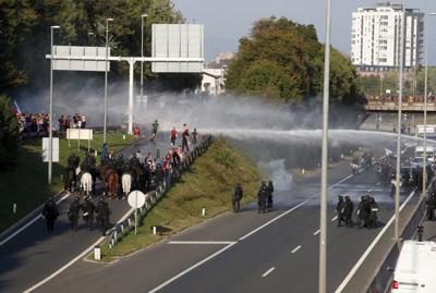 La policía dispara cañones hidrantes contra manifestantes que buscaban bloquear una autopista durante una protesta contra las medidas adoptadas por las autoridades de Eslovenia para frenar la epidemia de COVID-19, en Liubliana, Eslovenia, el miércoles 29 de septiembre de 2021. (AP Foto)