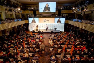 La vicepresidenta de los Estados Unidos, Kamala Harris, habla durante la Conferencia de Seguridad de Munich en Munich, Alemania, el sábado 19 de febrero de 2022. (AP Photo/Michael Probst)