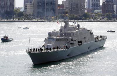 Archivo - El USS Detroit, un buque de combate litoral de la clase Freedom, llega el viernes 14 de octubre de 2016 a Detroit. (AP Foto/Carlos Osorio, Archivo)