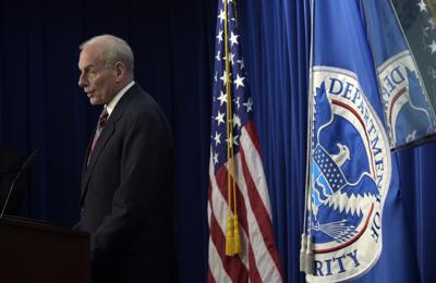 Fotografía de archivo del 26 de abril de 2017 del entonces secretario de Seguridad Nacional, John Kelly, anunciando la apertura de una nueva agencia: la Oficina de Enlace para Víctimas de Delitos con Nexo a Inmigración (conocida por su acrónimo en inglés VOICE) durante una conferencia de prensa en Washington. (AP Foto/Susan Walsh, archivo)