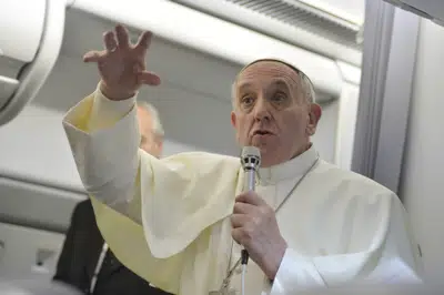 ARCHIVO - El papa Francisco gesticula mientras responde a las preguntas de los periodistas durante una conferencia de prensa a bordo del vuelo papal el 29 de julio de 2013. Algunos de los líderes políticos más importantes de Argentina tendieron un puente sobre la grieta que los divide para pedirle el lunes 13 de marzo de 2023 al papa Francisco que viaje a su país natal, algo a lo que se ha negado durante estos diez años de pontificado para evitar que su figura se use políticamente. (AP Foto/Luca Zennaro, Pool, Archivo)