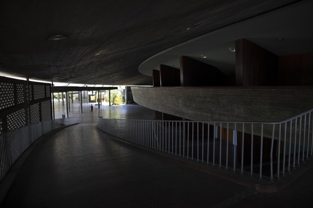 Un corredor en el aula Aula Magna está vacío en la Universidad Central de Venezuela (UCV) en Caracas, Venezuela, miércoles 7 de julio de 2021. (AP Foto/Ariana Cubillos)