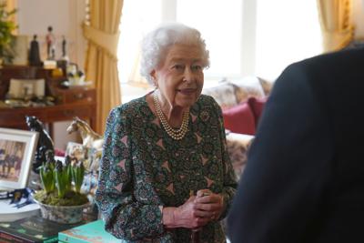 En esta imagen de archivo, la reina Isabel II de Inglaterra, durante una audiencia en el castillo de Windsor con los secretarios de Defensa entrante y saliente, el 16 de febrero de 2022. (Steve Parsons, Pool vía AP, archivo)