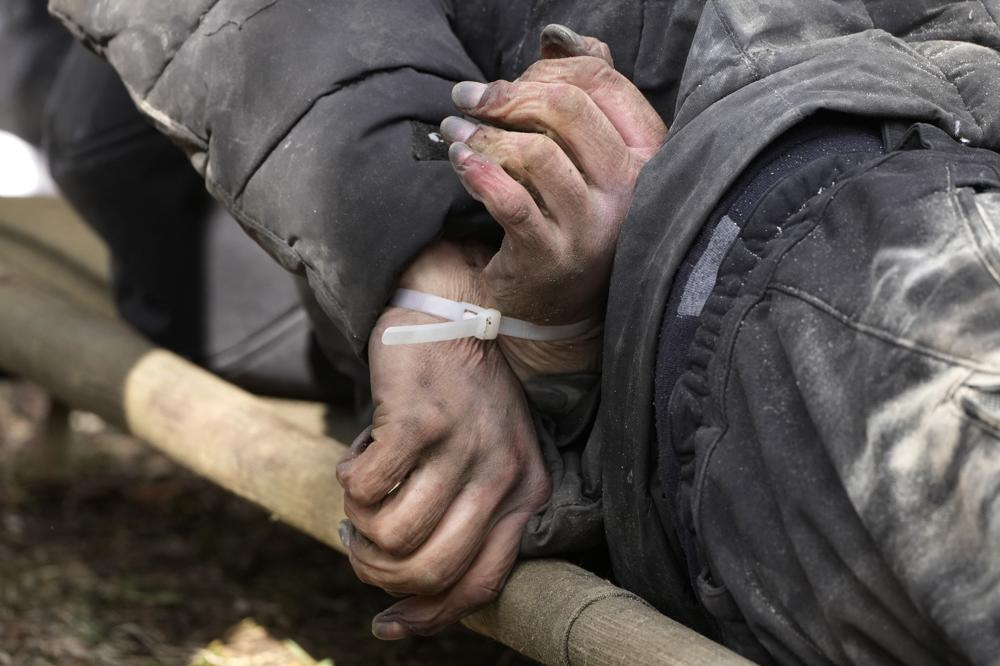 Un civil muerto con las manos atadas a la espalda yace en el suelo en Bucha, cerca de Kiev, Ucrania, el lunes 4 de abril de 2022. Rusia enfrenta una nueva ola de condena después de que surgieron pruebas de lo que parecían ser asesinatos deliberados de civiles en Ucrania. .  (Foto AP/Efrem Lukatsky)