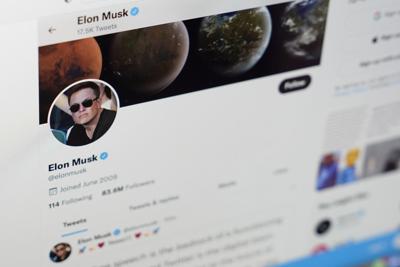 La página de Elon Musk en Twitter en una foto del 25 de abril de 2022 en Sausalito, California. (AP Foto/Eric Risberg)