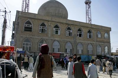 En esta imagen de archivo tomada de un video, un combatiente talibán hace guardia en el exterior de una mezquita tras la explosión de una bomba, en la provincia de Mazar-e-Sharif, Afganistán, el 21 de abril de 2022. (AP Foto, archivo)