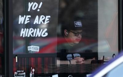 Un anuncio de un puesto vacante es exhibido en la ventana de un restaurante en Schaumburg, Illinois, el viernes 1 de abril de 2022. (AP Foto/Nam Y. Huh)
