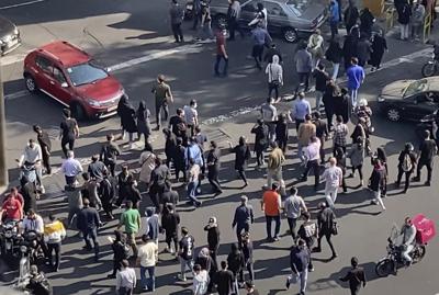 En esta imagen de pantalla tomada por un individuo que no es empleado de la Associated Press y obtenida por la AP fuera de Irán, gente bloquea una intersección durante una marcha en conmemoración de los 40 días de la muerte de Mahsa Amini, de 22 años, estando presa por la policía de la moral, en Teherán, Irán, miércoles 26 de octubre de 2022. (AP Foto)