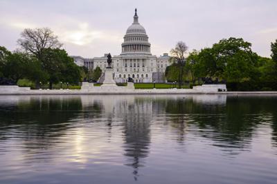 ARCHIVO - La foto de archivo del 28 de abril de 2021 muestra el Capitolio en Washington. Diez años después de los ataques del 11 de setiembre los estadounidenses tenían una visión razonablemente positiva de sus derechos y libertades. Ahora, al cumplirse 20 años, no lo es tanto, de acuerdo con una nueva encuesta de The Associated Press-NORC Center for Public Affairs Research (AP Foto/J. Scott Applewhite, File)