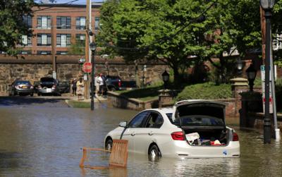 Un automóvil abandonado en unas inundaciones el jueves 2 de septiembre de 2021, en Mamaroneck, Nueva York. (AP Foto/Julie Jacobson)
