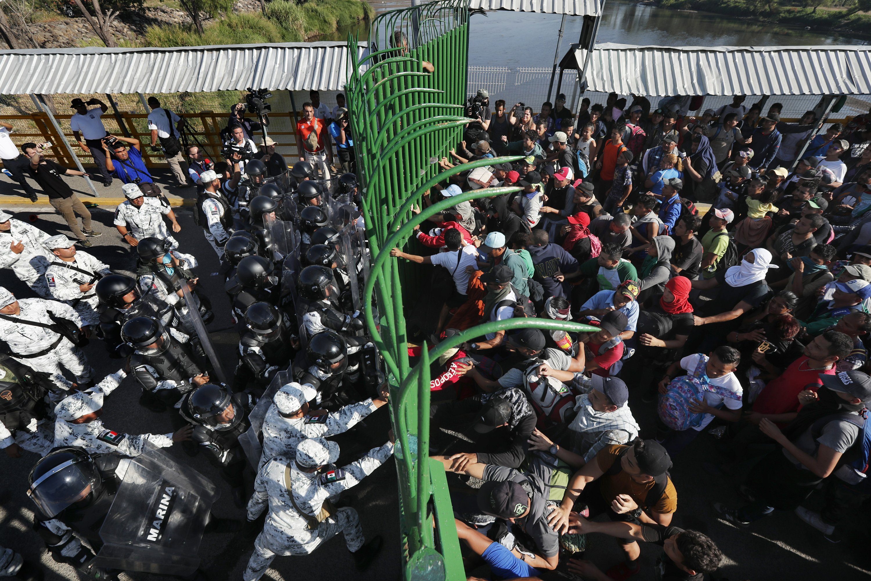 Mexico blocks hundreds of migrants from crossing border span