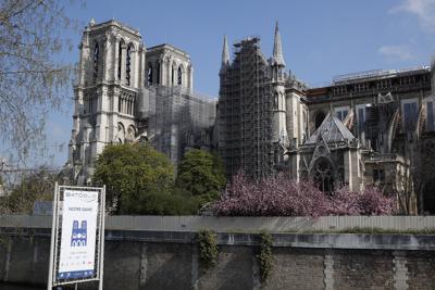 Fotografía de archivo del 15 de abril de 2021 de la catedral de Notre Dame envuelta en andamios, en París. (AP Foto/François Mori, Archivo)