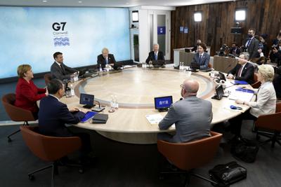 En la imagen, en el sentido de las agujas del reloj, la canciller de Alemania, Angela Merkel (con chaqueta roja); el presidente de Francia, Emmanuel Macron; el primer ministro de Gran Bretaña, Boris Johnson; el presidente de Estados Unidos, Joe Biden; el primer ministro de  Canadá, Justin Trudeau; el primer ministro de Italia, Mario Draghi; la presidenta de la Comisión Europea, Ursula von der Leyen; el presidente del Consejo Europeo, Charles Michel, y el primer ministro de Japón, Yoshihide Suga, durante una reunión de la cumbre del G7 en el hotel Carbis Bay, en Carbis Bay, St. Ives, Cornwall, Gran Bretaña, el 11 de junio de 2021. (Kevin Lamarque/Pool via AP)