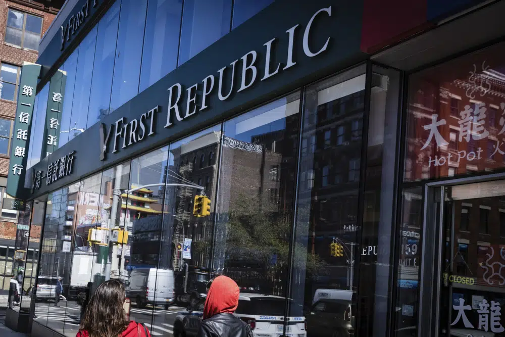 La gente pasa frente a un First Republic Bank en Nueva York, el lunes 1 de mayo de 2023. Los reguladores incautaron el First Republic Bank en problemas el lunes temprano, convirtiéndolo en la segunda quiebra bancaria más grande en la historia de EE. UU., y vendieron rápidamente todos sus depósitos y la mayor parte de sus activos a JPMorgan Chase en un intento por detener más turbulencias bancarias que han dominado la primera mitad de este año. (Foto AP/Stefan Jeremías)