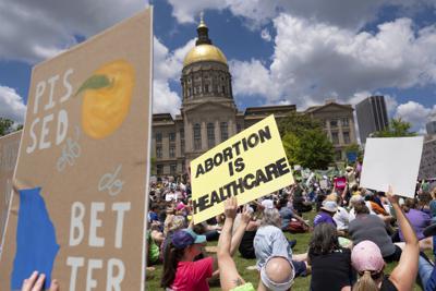 Manifestantes por el derecho al aborto se reúnen cerca del capitolio del estado de Georgia, en Atlanta el 14 de mayo de 2022. (Ben Gray/Atlanta Journal-Constitution vía AP, archivo)