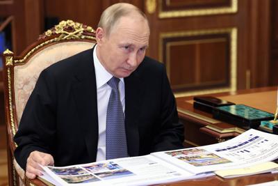 El presidente ruso, Vladimir Putin, escucha al gobernador de la región de Samara, Dmitry Azarov, durante su reunión en Moscú, Rusia, el martes 18 de octubre de 2022. (Gavriil Grigorov, Sputnik, Kremlin Pool Photo vía AP)