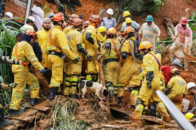 Los bomberos buscan víctimas de los desprendimientos de tierra tras las fuertes lluvias en Franco da Rocha, en el estado de Sao Paulo, Brasil, el lunes 31 de enero de 2022. (AP Foto/Marcelo Chello)