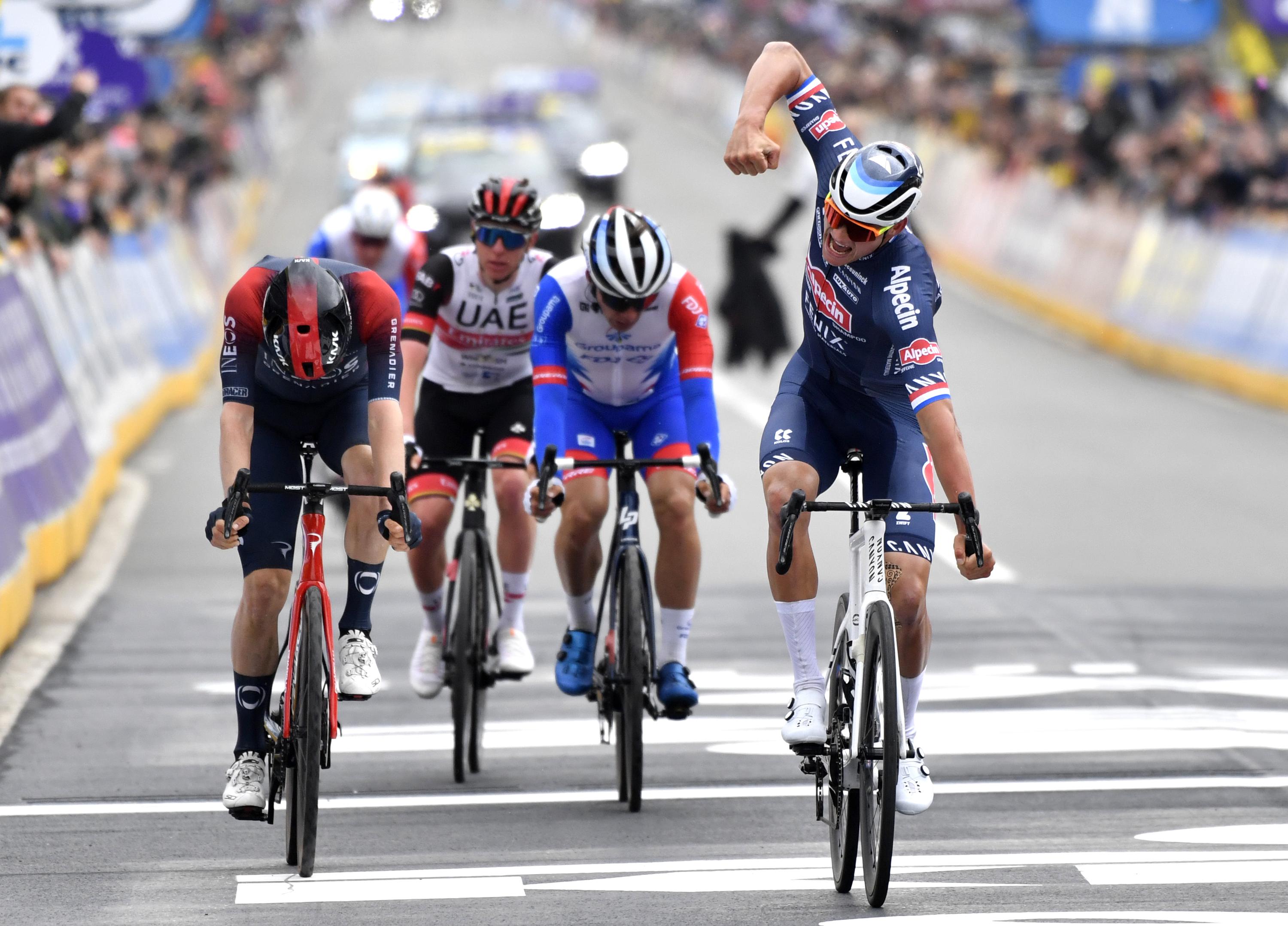Matthew van der Poel remporte le Tour des Flandres pour la deuxième fois