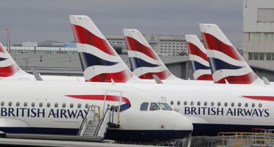 Aviones de British Airways estacionados en la Terminal 5 del aeropuerto Heathrow en Londres el miércoles 18 de marzo de 2020. (AP Foto/Frank Augstein, Archivo)