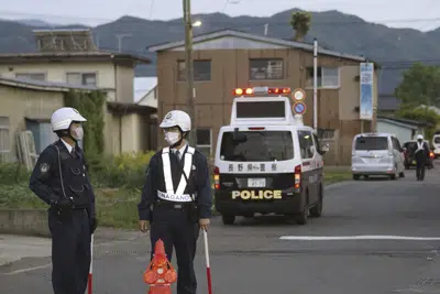 La policía monta guardia en la calle de un edificio donde un hombre armado se encontraba atrincherado en Nagano, Japón, el jueves 25 de mayo de 2023. (Kyodo News vía AP)