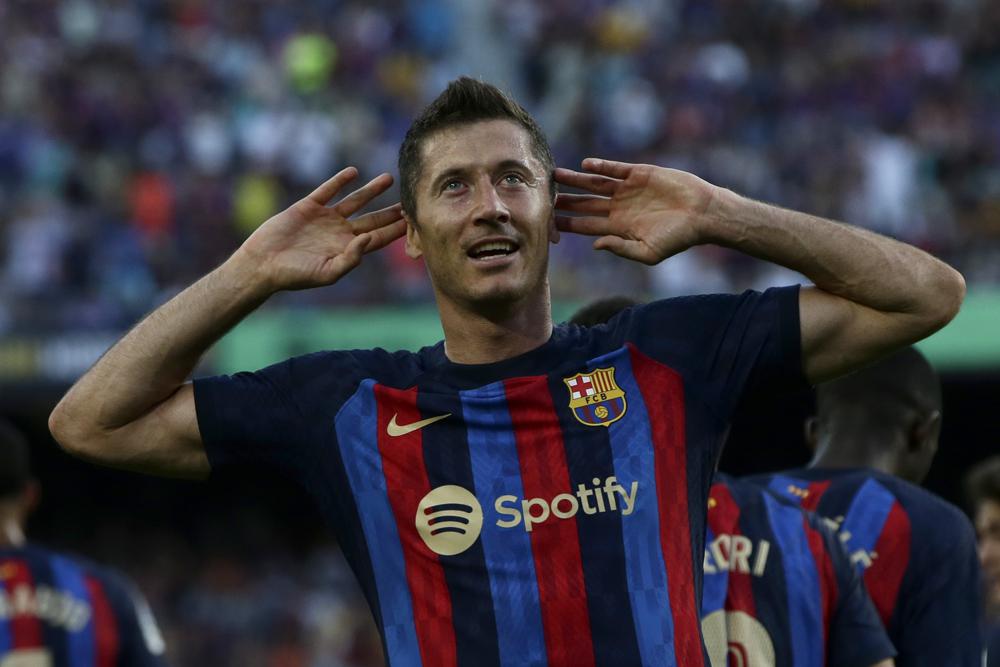 Robert Lewandowski del Barcelona celebra tras anotar el primer gol ante Valladolid en la Liga española, el domingo 28 de noviembre de 2022. (AP Foto/Joan Monfort)