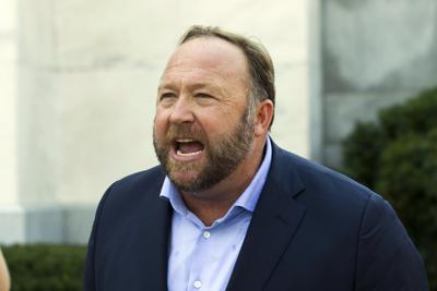 Fotografía de archivo del 5 de septiembre de 2018 del presentador de Infowars y creyente de teorías conspirativas Alex Jones afuera del edificio Dirksen en el Capitolio en Washington. (AP Foto/Jose Luis Magana, Fotografía)