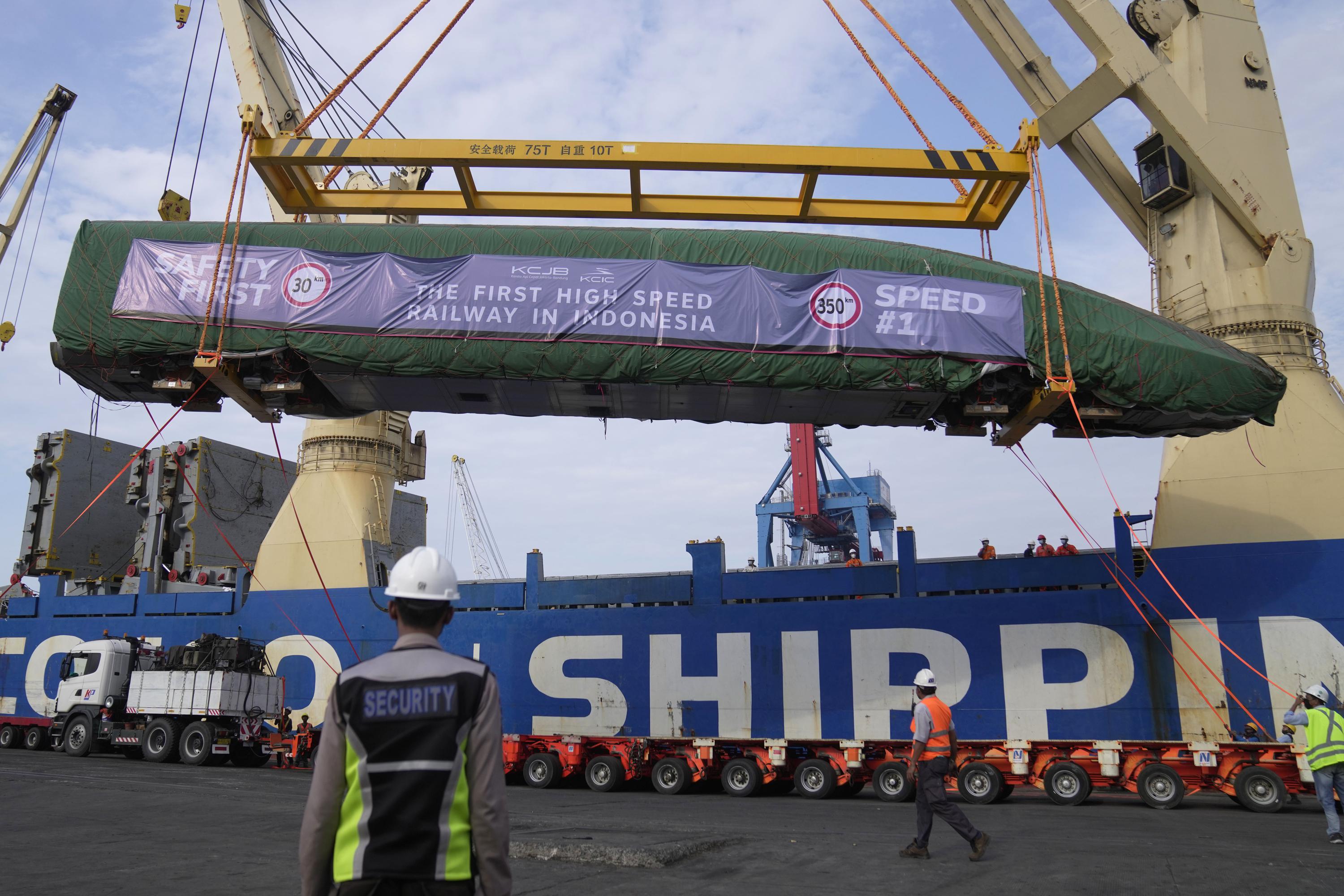 Kereta peluru buatan China pertama tiba di Indonesia