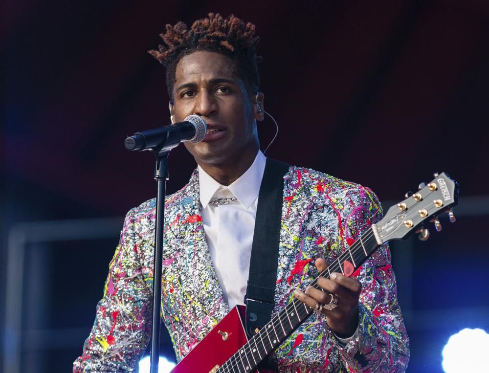 ARCHIVO - Jon Batiste se presenta durante el festival Global Citizen el 25 de septiembre de 2021 en Nueva York.  Batiste recibió 11 nominaciones a los premios Grammy, incluidas las de álbum del año, grabación del año y mejor álbum de R&B.  (Foto AP/Stefan Jeremiah, archivo)