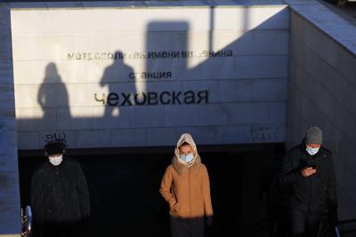 Varias personas con mascarillas para frenar los contagios de coronavirus salen de la estación Chekhovskaya del metro en Moscú, en esta fotografía de archivo del 17 de noviembre de 2020. (AP Foto/Alexander Zemlianichenko)