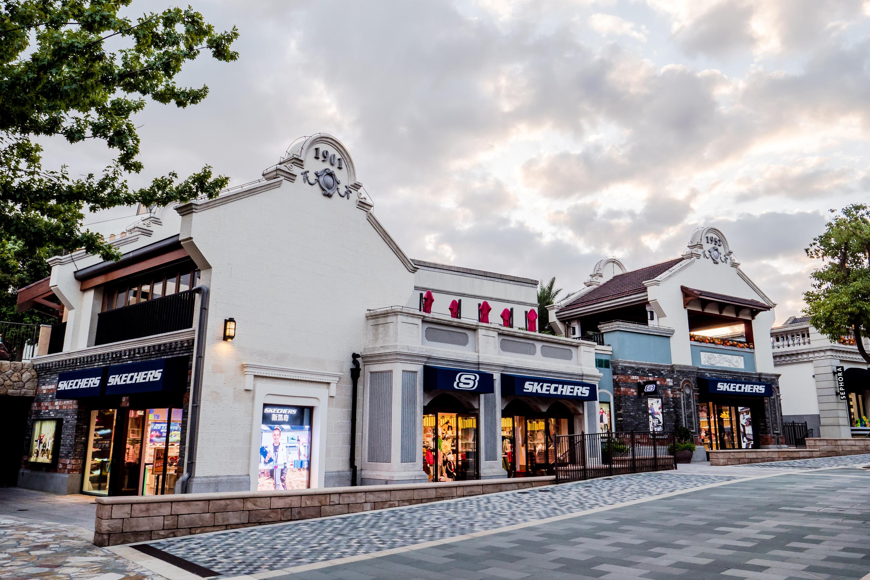 Redaktør dramatisk tsunamien Skechers Opens Retail Store in Disneytown at the Shanghai Disney Resort |  AP News