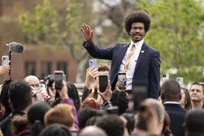 El congresista demócrata Justin Pearson el viernes 7 de abril de 2023 en Nashville, Tennessee, el día después de que él y otro colega fueran expulsados de la Legislatura por pedir leyes de control de armas. (Foto AP/George Walker IV)