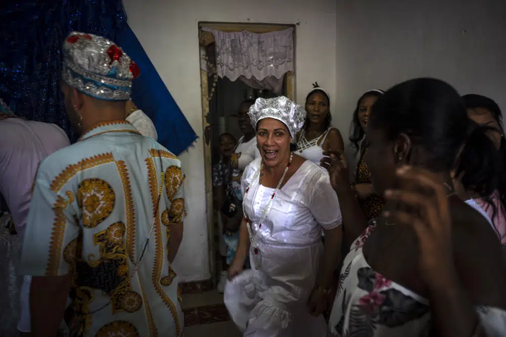 Maritza de la Rosa Perdomo, Mitte, tanzt vor einem blauen Altar während einer Santería-Zeremonie in Havanna, Kuba, Sonntag, 13. November 2022. | Bildquelle: AP © AP Photo/Ramon Espinosa | Bilder sind in der Regel urheberrechtlich geschützt