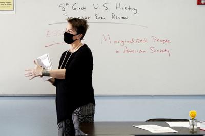 ARCHIVO - La maestra de historia Wendy Leighton habla sobre los marginados en una clase en la escuela Monte del Sol en Santa Fe, Nuevo México, 3 de diciembre de 2021. Los padres de alumnos de primaria y secundaria están profundamente divididos sobre lo que se debe enseñar acerca del racismo y la sexualidad, según una nueva encuesta de la University of Chicago Harris School of Public Policy y The Associated Press-NORC Center for Public Affairs Research. (AP Foto/Cedar Attanasio, File)