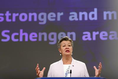 La comisionada de Interior de la UE, Ylva Johansson, habla durante una conferencia de prensa desde las oficinas generales de la UE en Bruselas, el miércoles 2 de junio de 2021. (Johanna Geron, Pool vía AP)