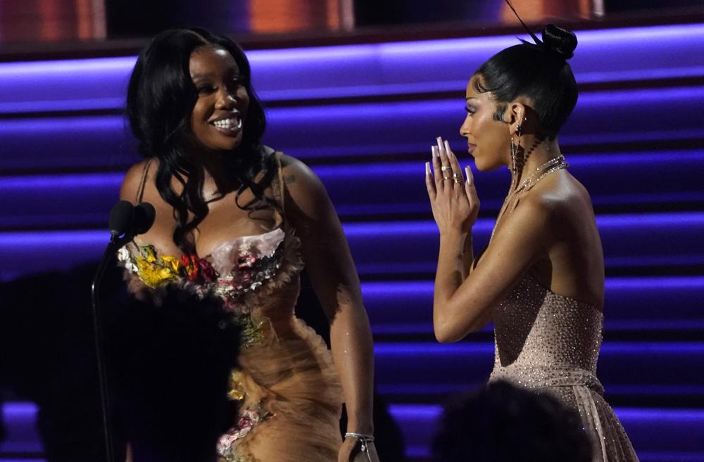 SZA, a la izquierda, y Doja Cat aceptan el premio a la mejor interpretación pop de dúo/grupo por "Kiss Me More" en la 64.ª Entrega Anual de los Premios Grammy el domingo 3 de abril de 2022 en Las Vegas.  (Foto AP/Chris Pizzello)