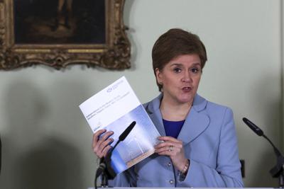 La primera ministra escocesa Nicola Sturgeon habla en conferencia de prensa al lanzar una nueva campaña por la independencia de Escocia, en Bute House, Edimburgo, Escocia, martes 14 de junio de 2022. (Russell Cheyne/PA via AP)