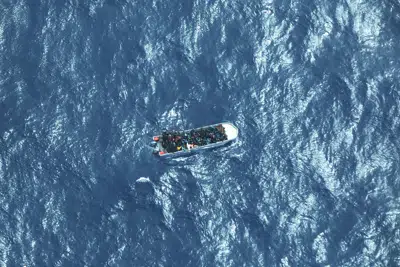 Fotografía proporcionada por la organización humanitaria alemana Sea-watch que muestra un bote con migrantes en peligro en el sur del mar Mediterráneo, el sábado 11 de marzo de 2023. (Christian Gohdes/Sea-Watch vía AP)