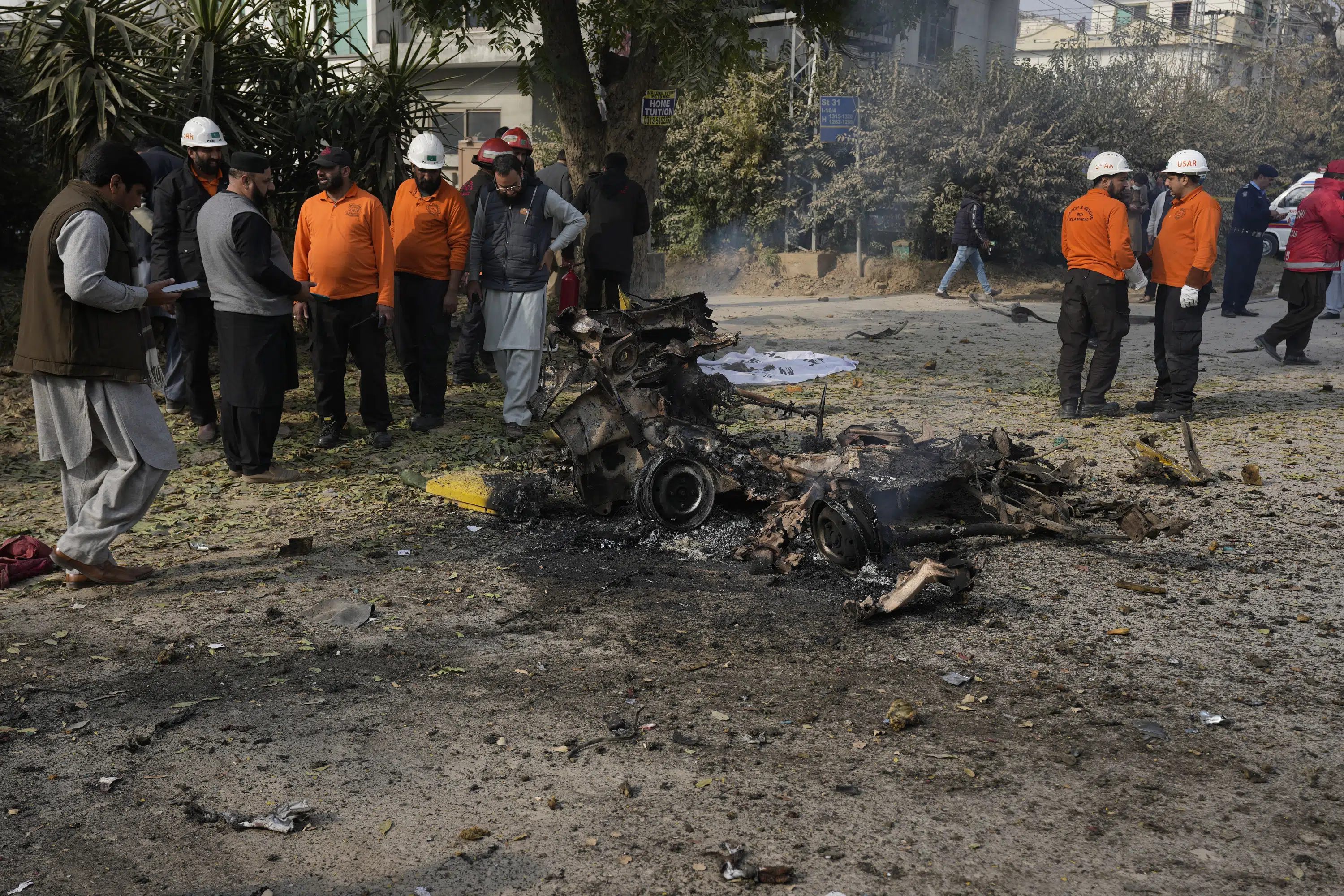 Suicide bombing in Islamabad kills 2 suspects and policeman