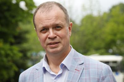 ARCHIVO _ Esta foto del 9 de junio del 2021, el abogado ruso Ivan Pavlov habla con la prensa durante una pausa en una sesión en el tribunal en Moscú. El prominente abogado, que representó a un experiodista acusado de traición y al equipo del encarcelado líder opositor Alexei Navalny, dijo el 7 de septiembre que dejó Rusia luego que las autoridades iniciaron una pesquisa criminal contra él. (AP Foto/Alexander Zemlianichenko)