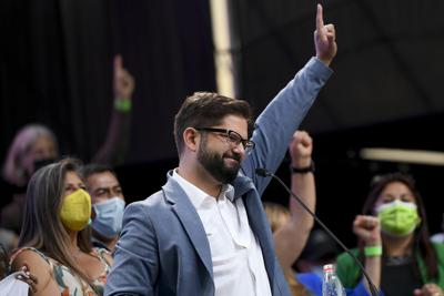 El candidato presidencial Gabriel Boric saluda a sus partidarios durante el mitin de clausura de su campaña antes de la segunda vuelta de las elecciones presidenciales en Santiago, Chile, el jueves 16 de diciembre de 2021. (AP Foto/Matias Delacroix)