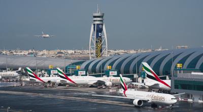 En esta imagen de archivo, un avión de Emirates se dispone a aterrizar en el Aeropuerto Internacional de Dubái, en Dubái, Emiratos Árabes Unidos, el 11 de diciembre de 2019. (AP Foto/Jon Gambrell, archivo)