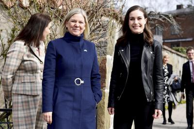 La primera ministra sueca Magdalena Andersson, izquierda, y la primera ministra finlandesa Sanna Marin posan para la foto antes de una reunión acerca de si buscarán ingresar a la OTAN, en Estocolmo, Suecia, miércoles 13 de abril de 2022. (Paul Wennerholm/TT via AP)