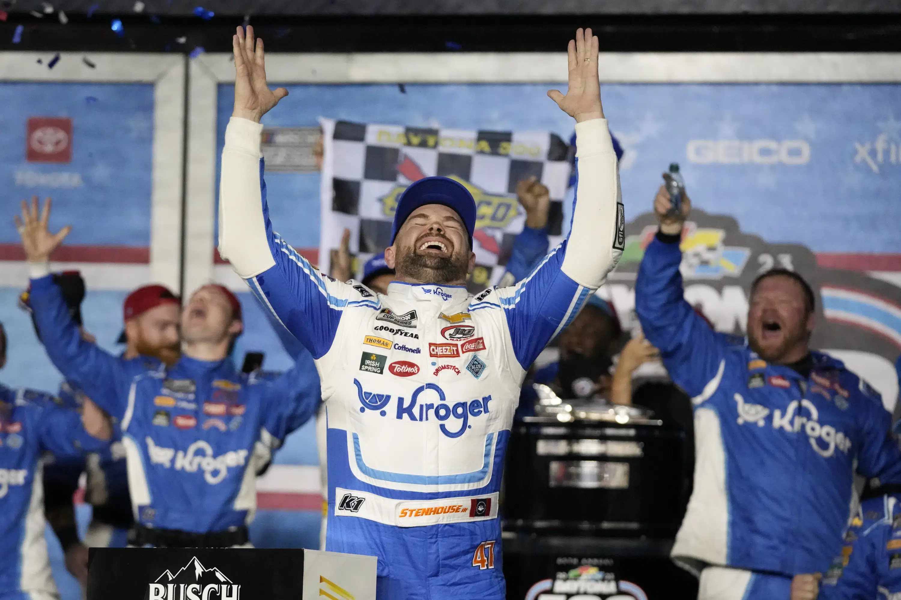 Ricky Stenhouse Jr. gana las 500 Millas de Daytona más largas de la historia