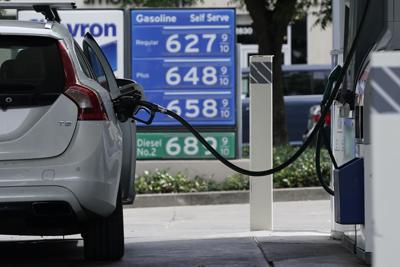 Archivo — Una gasolinera en Sacramento, California, mostrando precios de más de 6 dólares por galón para diferentes tipos de gasolina y diésel, el viernes 27 de mayo de 2022. (AP Foto/Rich Pedroncelli, Archivo)